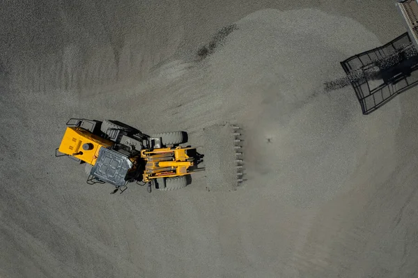 Песчаные Погрузчики Сгребают Камни Самосвалы — стоковое фото