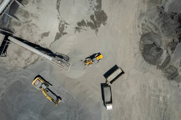 装载机的航拍图像正在把岩石铲入垃圾车 — 图库照片