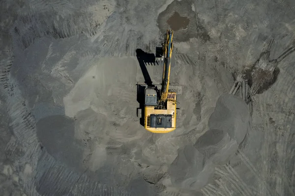 Kum yükleyicilerinin hava manzarası çöp kamyonuna taş atıyor.