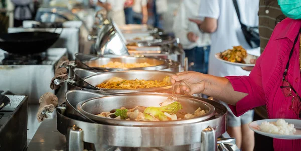 Menyendok Makanan Katering Tim Makan Malam — Stok Foto