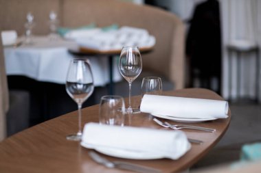 Masanın üzerinde bulanık yüzlü boş bir bardak su.