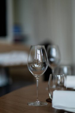 Masanın üzerinde bulanık yüzlü boş bir bardak su.