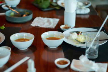  Parti sonrası yemek artıkları, kirli foo.