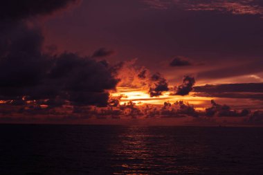 Bulutlu gün batımı, yaz zamanı, güzel gökyüzü