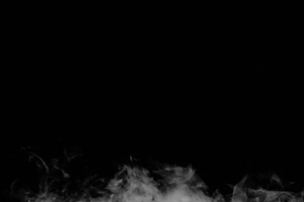 黒い背景の白い煙 — ストック写真