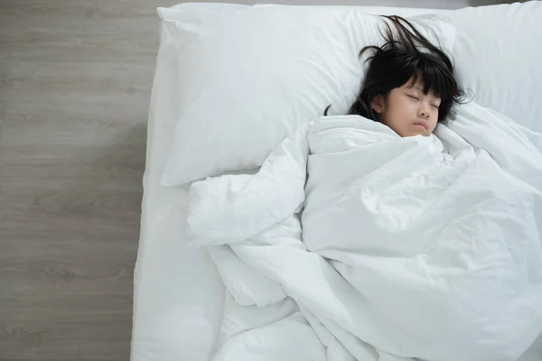 Asyalı Çocuk Yatakta Uyuyor Hasta Çocuk — Stok fotoğraf