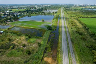 Demiryolu hattının uçan insansız hava aracı görüntüsü