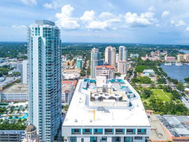 St. Petersburg Florida 'nın Panorama' sı. Gökdelenli ya da gökdelenli şehir manzarası. Florida Eyaleti. Hava fotoğrafçılığı
