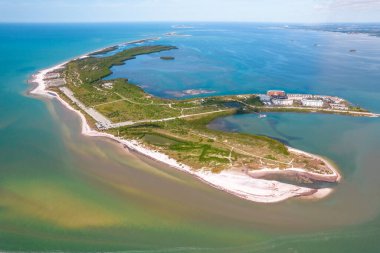 Ada. Florida plajı. Balayı Adası Eyalet Parkı Panoraması. ABD 'de yaz tatili. Tuzlu suyun mavi turkuaz rengi. Okyanus ya da Meksika Körfezi. Yaz tatilleri. Tropikal Doğa. Hava görünümü. 