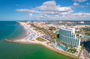 Ada Panoraması. Şehir Clearwater Sahili FL. Florida 'da yaz tatili. Oteller ve Resortlar 'da güzel bir manzara. Okyanus suyunun mavi rengi. Amerikan Sahili veya Meksika Körfezi kıyısı. Hava fotoğrafçılığı.