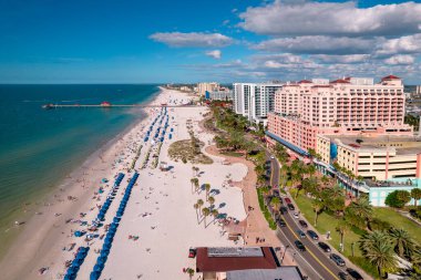 Clearwater Sahili 'nin Panorama' sı. Florida 'da yaz tatili. Ada 'daki otel ve tatil köylerinin güzel manzarası. Okyanus suyunun mavi rengi. Amerikan Sahili veya Meksika Körfezi kıyısı. Hava fotoğrafçılığı