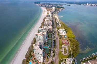 Clearwater Sahili 'nin Panorama' sı. Bahar tatili ya da Florida 'da yaz tatili. Ada 'daki otel ve tatil köylerinin güzel manzarası. Okyanus suyunun mavi rengi. Meksika Körfezi kıyısı.