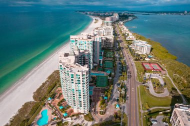 Clearwater Sahili 'nin Panorama' sı. Bahar tatili ya da Florida 'da yaz tatili. Ada 'daki otel ve tatil köylerinin güzel manzarası. Turkuaz rengi okyanus suyu. Meksika Körfezi kıyısı.