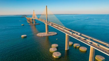 Sunshine Skyway Köprüsü, Aşağı Tampa Körfezi 'ni ve Terra Ceia' yı St. Petersburg, Florida, ABD 'ye bağlıyor. Gündüz fotoğrafı. Okyanus ya da Meksika Körfezi. Güçlendirilmiş beton köprü yapısı.