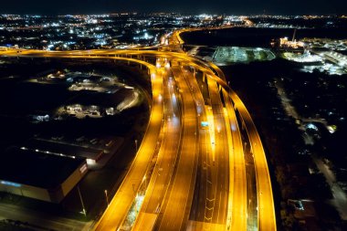 Otoyol. Gece yolu. Ulaşım ya da seyahat için Amerikan karayolu ya da çevre yolu. Yoğun trafiği olmayan otoyol ve kamyonlar için. Üst Manzara. Drone Havacılık Profesyonel Fotoğrafçılık.