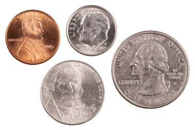Çeyrek dolar, on sent, beş sent ya da beş sent, bir sent ya da bir peni. En çok kullanılan dört Amerikan sikkesi. US Bankası. Metalik gümüş çember para. Yüksek kaliteli makro fotoğraf. İzole edilmiş beyaz arkaplan