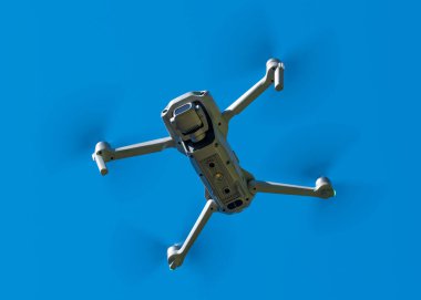 Drone. Video, fotoğraf, film ve film için 4K ya da 5K kameralı profesyonel insansız hava aracı. Hava fotoğrafçılığı ya da video. Mavi gökyüzü arka planında uçmak. Uçuş teknolojisi. 