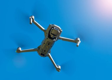Drone. Video, fotoğraf, film ve film için 4K ya da 5K kameralı profesyonel insansız hava aracı. Hava fotoğrafçılığı ya da video. Mavi gökyüzü arka planında uçmak. Uçuş teknolojisi. 