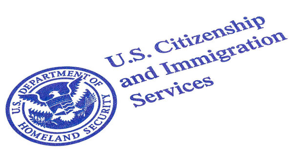 США Служба гражданства и иммиграции. Логотип Министерства национальной безопасности США. Соединенные Штаты Америки. Иммигрантский или иммиграционный документ. Постоянный резидент США.