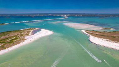 Ada. Florida plajı. Balayı Adası ve Clearwater Sahili Panoraması. ABD 'de bahar ya da yaz tatili. Tuzlu suyun mavi turkuaz rengi. Okyanus ya da Meksika Körfezi. Tropikal Doğa. Hava görünümü.