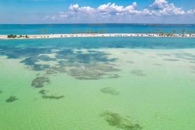Cennet Yaz Tatili. Florida plajı. Dunedin Causeway Panorama, Balayı Adası Eyalet Parkı. Tuzlu suyun mavi turkuaz rengi. Okyanus ya da Meksika Körfezi. Tropikal Doğa. Amerika. Hava görünümü
