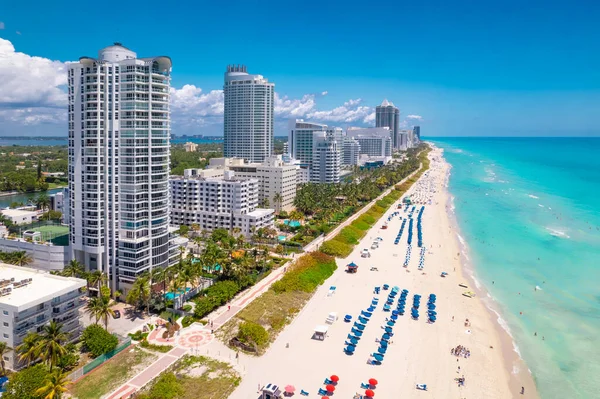 Miami Beach Florida 'da. Miami City FL 'in panoraması. Atlantik Okyanusu. Florida 'da yaz tatili. Residential House 'un güzel manzarası, Island' daki Otel ve Resorts. Turkuaz mavi tuzlu su rengi.