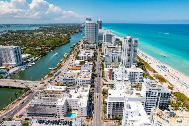 Miami Beach Florida 'da. Miami South Beach City FL 'den Panorama. Atlantik Okyanusu. Yaz tatilleri. Residential House 'un güzel manzarası, Island' daki Otel ve Resorts. Tuzlu suyun turkuaz rengi. Havadan