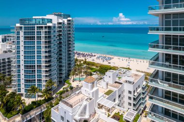Miami Beach Florida 'da. Miami South Beach City FL 'den Panorama. Atlantik Okyanusu. Yaz tatilleri. Residential House 'un güzel manzarası, Island' daki Otel ve Resorts. Tuzlu suyun turkuaz rengi. Havadan