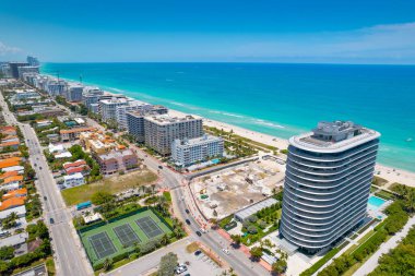 Miami Beach Florida 'da Surfside apartmanı çökmüş. Miami Beach City FL 'in panoraması. Atlantik Okyanusu. Residential House 'un güzel manzarası, Island' daki Otel ve Resorts. Suyun turkuaz rengi.