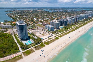 Miami Beach Florida 'da Surfside apartmanı çökmüş. Miami Beach City FL 'in panoraması. Atlantik Okyanusu. Residential House 'un güzel manzarası, Island' daki Otel ve Resorts. Suyun turkuaz rengi.