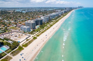 Miami Beach Florida 'da Surfside apartmanı çökmüş. Miami Beach City FL 'in panoraması. Atlantik Okyanusu. Residential House 'un güzel manzarası, Island' daki Otel ve Resorts. Suyun turkuaz rengi.