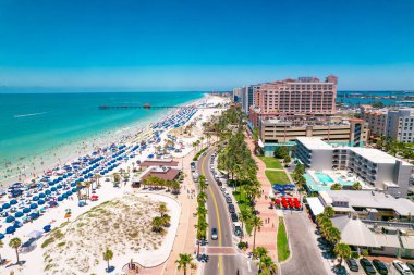 Florida Plajları. Clearwater Beach FL 'den Panorama. Yaz tatilleri. Ada 'daki otel ve tatil köylerinin güzel manzarası. Okyanus suyunun turkuaz rengi. Amerikan Sahili veya Meksika Körfezi kıyısı. Güneşli Gün.