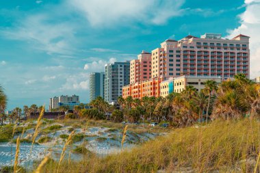 Clearwater Beach FL 'in Panorama' sı. Clearwater Sahili Florida. Florida 'da yaz tatili. Ada 'daki otel ve tatil köylerinin güzel manzarası. Amerika Birleşik Devletleri. Meksika Körfezi. Sokak fotoğrafı..