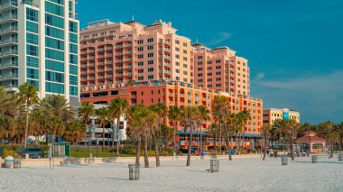 Clearwater Beach FL 'in Panorama' sı. Clearwater Sahili Florida. Florida 'da yaz tatili. Ada 'daki otel ve tatil köylerinin güzel manzarası. Amerika Birleşik Devletleri. Meksika Körfezi. Sokak fotoğrafı..