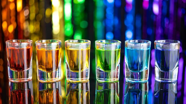 Bebida Arco Íris Copo Álcool Balcão Cores Arco Íris Vodka — Fotografia de Stock