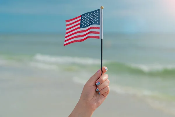 Estados Unidos América Bandeira Mão Mulher Segurando Bandeira Americana Julho — Fotografia de Stock