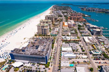 Florida Plajı. Clearwater Beach FL 'den Panorama. Yaz tatilleri. Ada 'daki otel ve tatil köylerinin güzel manzarası. Okyanus suyunun turkuaz rengi. Amerikan Sahili veya Meksika Körfezi kıyısı. Güneşli Gün.