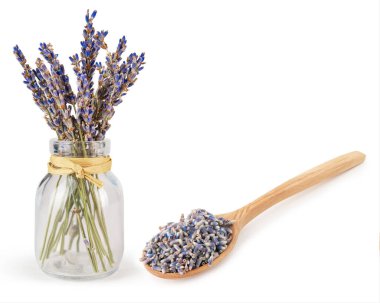 Lavanta çiçekleri. Ahşap kaşıkta kurutulmuş lavanta. Bitki aromaterapi, spa, temel yağ, kozmetik, parfüm için iyidir. Kuru bitki. Mor kır çiçekleri. Makro yüksek kaliteli ve çözünürlüklü fotoğraf.