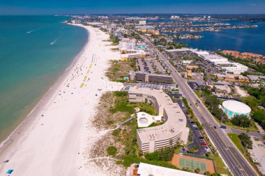 Florida mı? St. Pete Plajı Florida. Okyanus plajı, oteller ve oteller. Tuzlu suyun turkuaz rengi. Amerikan kıyısı ya da kıyısı. Meksika Körfezi. St Petersburg veya Clearwater Florida. Yaz tatili. Kasırga