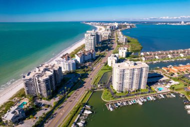 Florida mı? Clearwater Sahili Florida. Okyanus plajı, oteller ve oteller. Kum Anahtarı Sahili, Clearwater, FL. Tuzlu suyun turkuaz rengi. Amerikan kıyısı ya da kıyısı. Meksika Körfezi. Yaz tatili. Kasırga