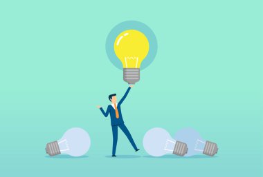 İşadamı parlak bir ampul buldu, yeni bir başlangıç fikri, iş adamı çalışıyor, iş başarısı