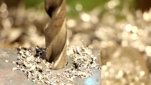 Metal Için Bir Matkap Endüstriyel Sondaj Makinesinde Çelik Bir Parçada — Stok video