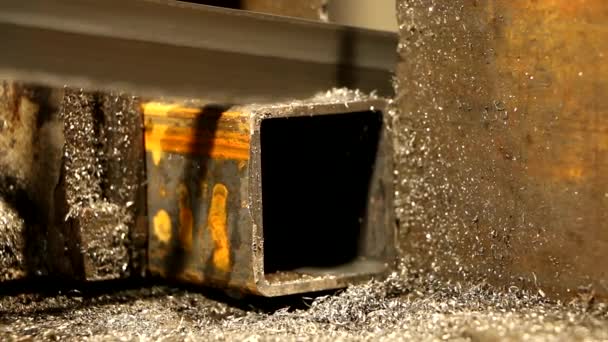 Uma Serra Metal Faz Furos Uma Peça Aço Uma Máquina — Vídeo de Stock
