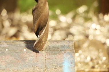 Metal için bir matkap endüstriyel sondaj makinesinde çelik bir parçada delikler açar. Makine mühendisliği. Metal endüstrisi.
