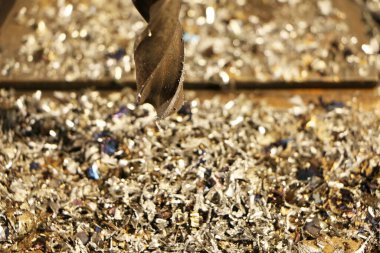 Metal için bir matkap endüstriyel sondaj makinesinde çelik bir parçada delikler açar. Makine mühendisliği. Metal endüstrisi.