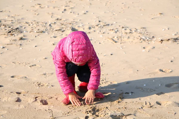 Παιδί Που Παίζει Δίπλα Στη Θάλασσα Φθινόπωρο Ένα Κορίτσι Κόκκινο — Φωτογραφία Αρχείου