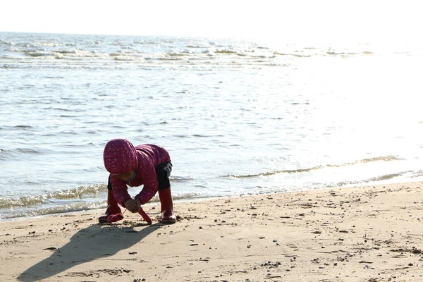 Παιδί Που Παίζει Δίπλα Στη Θάλασσα Φθινόπωρο Ένα Κορίτσι Κόκκινο — Φωτογραφία Αρχείου