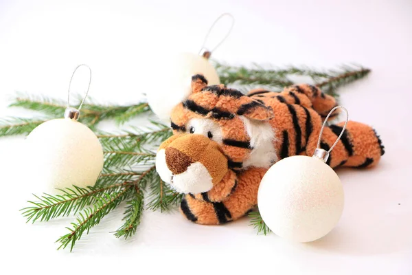 作为2022年圣诞节和新年的象征 新年和圣诞节的节日装饰品 白色背景上装饰着老虎的圣诞装饰品 — 图库照片