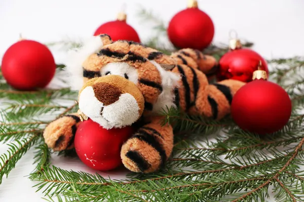 Kaplan, 2022 'nin, Noel' in ve Yeni Yıl 'ın sembolü. Yeni yıl ve Noel için şenlik dekorasyonları. Beyaz arka planda bir kaplan olan Noel dekoru..