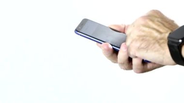 Çantası olan ve beyaz arka planda izole akıllı telefon kullanan bir iş adamı. Akıllı telefon modern teknoloji ve iletişim demektir..